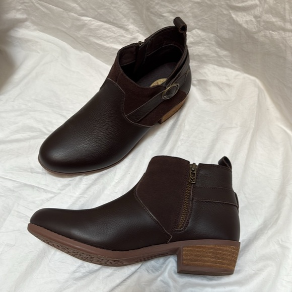 Women’s Skechers Air-Cooled Arch Fit Lasso dark brown ankle booties. Size 9.5 - Picture 3 of 14